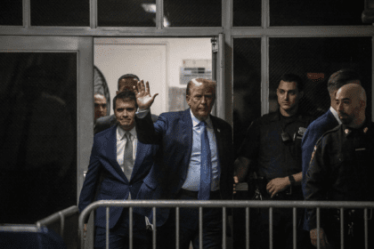 Trump desea feliz cumpleaños a Melania mientras es juzgado por 'affaire' con actriz porno