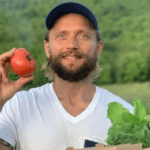Condenan a influencer vegano por dejar morir de hambre a su bebé