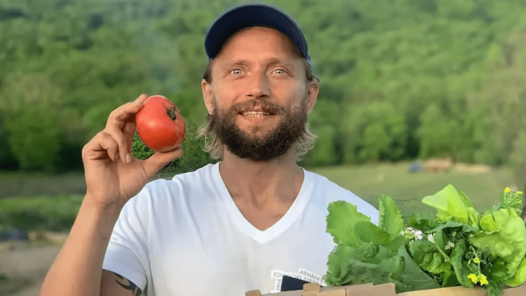 Condenan a influencer vegano por dejar morir de hambre a su bebé