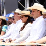 “La Feria de Aguascalientes ya es internacional, porque en ningún lugar del mundo se reúnen estos artistas que vienen a Aguascalientes. Tenemos el privilegio que tengamos de esta calidad esta Feria, y por eso quiero agradecer, porque cada vez, cada año, hemos ido mejorando esta Feria”, dijo la gobernadora Tere Jiménez al encabezar la premiación del Encuentro Nacional de Arte Joven, en donde se reconoció a los artistas plásticos ganadores de la justa anual que lleva más de 40 años de realizarse en Aguascalientes. También, la gobernadora de Aguascalientes dijo compartir con Coahuila esta Feria Nacional de San Marcos, “sabemos del potencial que tiene Coahuila y agradecemos ese esfuerzo que hace su gente y su gobierno. Gracias que están aquí con nosotros y gracias también a Martha Hilda Cornejo, alcaldesa del Pueblo Mágico de Asientos, invitado a la Feria Nacional de San Marcos. Dijo que nuestra fiesta de abril está por cumplir dos siglos, con tradiciones que se mantienen jóvenes y vigentes para agradecer la vida. Agradeció al presidente municipal de la capital, José Juan Sánchez Barba, por mantener limpia la Feria y a su colaboración para que sea una Feria muy bonita, “y por eso quiero agradecerle al presidente municipal, que está muy atento. En estos días casi no dormimos, no por andar de fiesta, sino porque tenemos mucho trabajo, pero queremos que la gente disfrute de esta gran Feria. Quiero agradecer a Paquín, presidente del Patronato. Gracias por hacer muy felices a muchas personas, por esos artistas que vienen a Aguascalientes a nivel internacional”. También se refirió a Mónica Hernández, subdirectora de Educación e Investigación Artística del Instituto Nacional de Bellas Artes, a quien agradeció su presencia en la ceremonia con los triunfadores, y destacó que por aquí han pasado grandes artistas; “por eso estoy segura que con este premio vamos a tener a los próximos artistas, ya son artistas, pero que van a tener una gran trayectoria”. Agradeció también al director del ICA por hacer que la Feria sobresalga por este gran premio y por la oportunidad de mostrar la cultura no solamente de Aguascalientes, sino del mundo. Agradeció a Uruguay, que junto con Coahuila y Aguascalientes realizan la técnica importante de los vinos tintos y que puedan llevar esta técnica a todas las mesas. También agradeció al titular de la SSPE por el empeño en que esta sea la Feria más segura, así como al Ejército y la Guardia Nacional. Al término de sus palabras, la gobernadora entregó los premios del Encuentro de Arte Joven a los ganadores de este año, así como a las menciones honoríficas. De este modo, en el marco del arranque de la Feria Nacional de San Marcos (FNSM) 2024, la gobernadora de Aguascalientes premió a los ganadores del 44º Encuentro Nacional de Arte Joven y encabezó el tradicional recorrido inaugural de la verbena abrileña. Entregó los Premios de Adquisición a Estefanía Flores Reyes, con su obra “Vista desde la ventana más cercana”; a Andrea García Sánchez, con la obra titulada “Objeto de dominación”; a Carmen Ixchel Maya Gutiérrez con “How to be visible”; y a Klaus Abimael González Carbajal con “De 5:00 a.m. a 8:00 p.m”. “Felicito a las y los ganadores que recibieron este importante premio, que este sea el comienzo de una gran trayectoria como artistas. Damos inicio a la Feria más grande y bonita, este año esperamos con los brazos abiertos a más de 9 millones de visitantes. Los invitamos a que disfruten de su riqueza cultural y gastronómica en un ambiente de paz y tranquilidad”, subrayó Tere Jiménez. Posteriormente y acompañada de los invitados especiales, la gobernadora hizo el corte de listón inaugural en la calle Venustiano Carranza, con lo que dio inicio simbólicamente a toda la actividad comercial, cultural, artística y recreativa de la FNSM en su edición 2024. Después se dirigió a la velaria de Expoplaza, donde inauguró el Pabellón Turístico Artesanal, donde se exhibe un sinnúmero de artesanías elaboradas por expositores de varios estados del país que utilizan diversos materiales para realizar sus productos, como madera, vidrio, tela y metales, entre otros. Finalmente, encabezó la inauguración de la Expo Industrial, foro donde se muestra el potencial productivo de Aguascalientes; en ese lugar, la gobernadora visitó los módulos de las empresas Tesla y Flex, entre otras del sector automotriz.