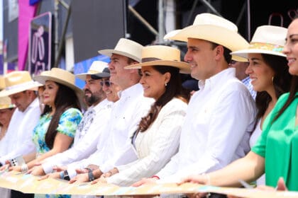 “La Feria de Aguascalientes ya es internacional, porque en ningún lugar del mundo se reúnen estos artistas que vienen a Aguascalientes. Tenemos el privilegio que tengamos de esta calidad esta Feria, y por eso quiero agradecer, porque cada vez, cada año, hemos ido mejorando esta Feria”, dijo la gobernadora Tere Jiménez al encabezar la premiación del Encuentro Nacional de Arte Joven, en donde se reconoció a los artistas plásticos ganadores de la justa anual que lleva más de 40 años de realizarse en Aguascalientes. También, la gobernadora de Aguascalientes dijo compartir con Coahuila esta Feria Nacional de San Marcos, “sabemos del potencial que tiene Coahuila y agradecemos ese esfuerzo que hace su gente y su gobierno. Gracias que están aquí con nosotros y gracias también a Martha Hilda Cornejo, alcaldesa del Pueblo Mágico de Asientos, invitado a la Feria Nacional de San Marcos. Dijo que nuestra fiesta de abril está por cumplir dos siglos, con tradiciones que se mantienen jóvenes y vigentes para agradecer la vida. Agradeció al presidente municipal de la capital, José Juan Sánchez Barba, por mantener limpia la Feria y a su colaboración para que sea una Feria muy bonita, “y por eso quiero agradecerle al presidente municipal, que está muy atento. En estos días casi no dormimos, no por andar de fiesta, sino porque tenemos mucho trabajo, pero queremos que la gente disfrute de esta gran Feria. Quiero agradecer a Paquín, presidente del Patronato. Gracias por hacer muy felices a muchas personas, por esos artistas que vienen a Aguascalientes a nivel internacional”. También se refirió a Mónica Hernández, subdirectora de Educación e Investigación Artística del Instituto Nacional de Bellas Artes, a quien agradeció su presencia en la ceremonia con los triunfadores, y destacó que por aquí han pasado grandes artistas; “por eso estoy segura que con este premio vamos a tener a los próximos artistas, ya son artistas, pero que van a tener una gran trayectoria”. Agradeció también al director del ICA por hacer que la Feria sobresalga por este gran premio y por la oportunidad de mostrar la cultura no solamente de Aguascalientes, sino del mundo. Agradeció a Uruguay, que junto con Coahuila y Aguascalientes realizan la técnica importante de los vinos tintos y que puedan llevar esta técnica a todas las mesas. También agradeció al titular de la SSPE por el empeño en que esta sea la Feria más segura, así como al Ejército y la Guardia Nacional. Al término de sus palabras, la gobernadora entregó los premios del Encuentro de Arte Joven a los ganadores de este año, así como a las menciones honoríficas. De este modo, en el marco del arranque de la Feria Nacional de San Marcos (FNSM) 2024, la gobernadora de Aguascalientes premió a los ganadores del 44º Encuentro Nacional de Arte Joven y encabezó el tradicional recorrido inaugural de la verbena abrileña. Entregó los Premios de Adquisición a Estefanía Flores Reyes, con su obra “Vista desde la ventana más cercana”; a Andrea García Sánchez, con la obra titulada “Objeto de dominación”; a Carmen Ixchel Maya Gutiérrez con “How to be visible”; y a Klaus Abimael González Carbajal con “De 5:00 a.m. a 8:00 p.m”. “Felicito a las y los ganadores que recibieron este importante premio, que este sea el comienzo de una gran trayectoria como artistas. Damos inicio a la Feria más grande y bonita, este año esperamos con los brazos abiertos a más de 9 millones de visitantes. Los invitamos a que disfruten de su riqueza cultural y gastronómica en un ambiente de paz y tranquilidad”, subrayó Tere Jiménez. Posteriormente y acompañada de los invitados especiales, la gobernadora hizo el corte de listón inaugural en la calle Venustiano Carranza, con lo que dio inicio simbólicamente a toda la actividad comercial, cultural, artística y recreativa de la FNSM en su edición 2024. Después se dirigió a la velaria de Expoplaza, donde inauguró el Pabellón Turístico Artesanal, donde se exhibe un sinnúmero de artesanías elaboradas por expositores de varios estados del país que utilizan diversos materiales para realizar sus productos, como madera, vidrio, tela y metales, entre otros. Finalmente, encabezó la inauguración de la Expo Industrial, foro donde se muestra el potencial productivo de Aguascalientes; en ese lugar, la gobernadora visitó los módulos de las empresas Tesla y Flex, entre otras del sector automotriz.