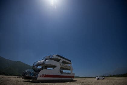 Un barco recreativo en la presa de La Boca, en Santiago, Nuevo León. Imagen de archivo. Foto de EFE/ Miguel Sierra.