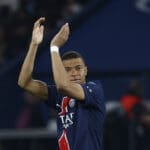 Kylian Mbappé se despide la afición del PSG tras jugar su último partido en el Parque de los Príncipes. Foto de EFE/ EPA/ MOHAMMED BADRA.