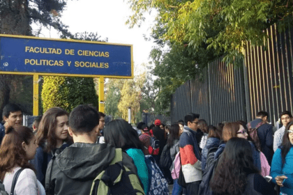 Estudiantes toman la FCPyS de la UNAM, tras muerte de estudiante