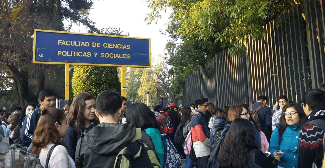 Estudiantes toman la FCPyS de la UNAM, tras muerte de estudiante
