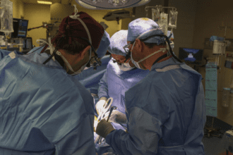 Fallece paciente que recibió primer trasplante de riñón de cerdo modificado genéticamente