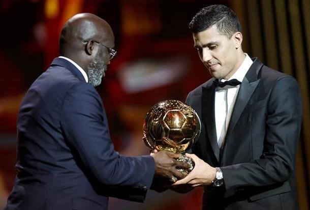 rodri recibe balon oro manos thumb 611 415