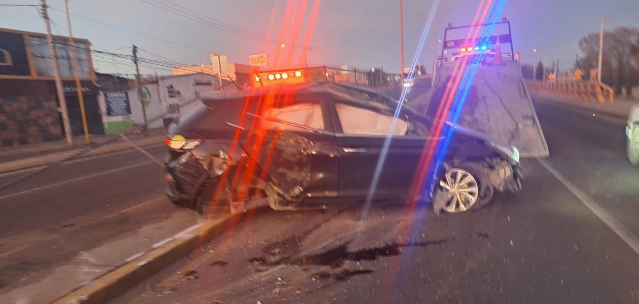 Automovilista resulta lesionado tras volcadura en el fraccionamiento Casa Blanca. Foto: Hidrocalidodigital / SSPM.