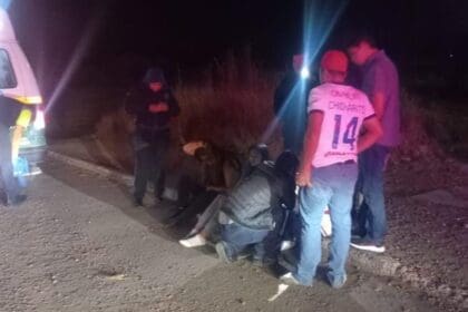 Elementos de la Secretaría de Seguridad Pública y Vialidad de Jesús María tomaron conocimiento del accidente y procedieron al aseguramiento de la motocicleta involucrada. Foto: Hidrocalidodigital / SSPM.