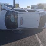 Taxi vuelca tras impactar árbol en Jardines de las Fuentes. Foto: Hidrocalidodigital.—