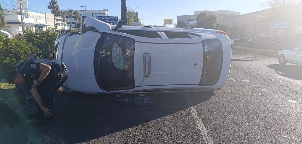Taxi vuelca tras impactar árbol en Jardines de las Fuentes. Foto: Hidrocalidodigital.—