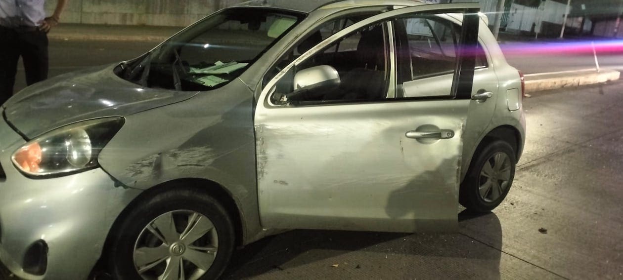 Automovilista protagoniza choque-volcadura en el fraccionamiento Morelos. Foto: Hidrocalidodigital / Policía Municipal.