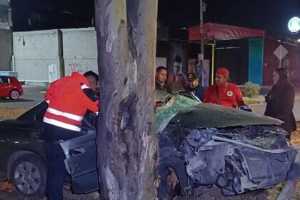 Mujer resulta lesionada tras chocar contra un árbol en Municipio Libre. Foto: Hidrocalidodigital / Protección Civil municipal.