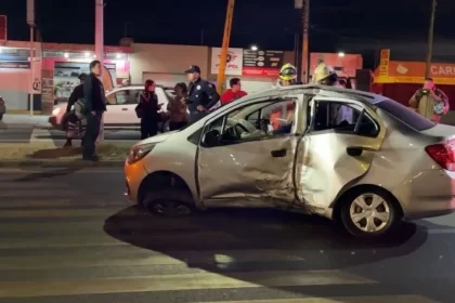 Un aparatoso choque entre dos automóviles en la salida a Calvillo dejó como saldo a dos personas lesionadas.