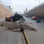 Un choque por alcance entre dos camionetas provocó que una de ellas volcara, tras golpear dos macetones en el bulevar Miguel de la Madrid.