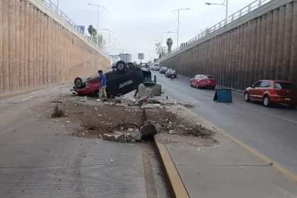 Un choque por alcance entre dos camionetas provocó que una de ellas volcara, tras golpear dos macetones en el bulevar Miguel de la Madrid.