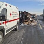 Un trailero sufrió una volcadura en el libramiento carretero de Jesús María, lo que provocó que la caja se rompiera y una variedad de abarrotes se esparciera por la carretera.