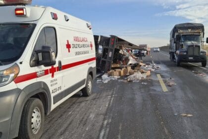 Un trailero sufrió una volcadura en el libramiento carretero de Jesús María, lo que provocó que la caja se rompiera y una variedad de abarrotes se esparciera por la carretera.