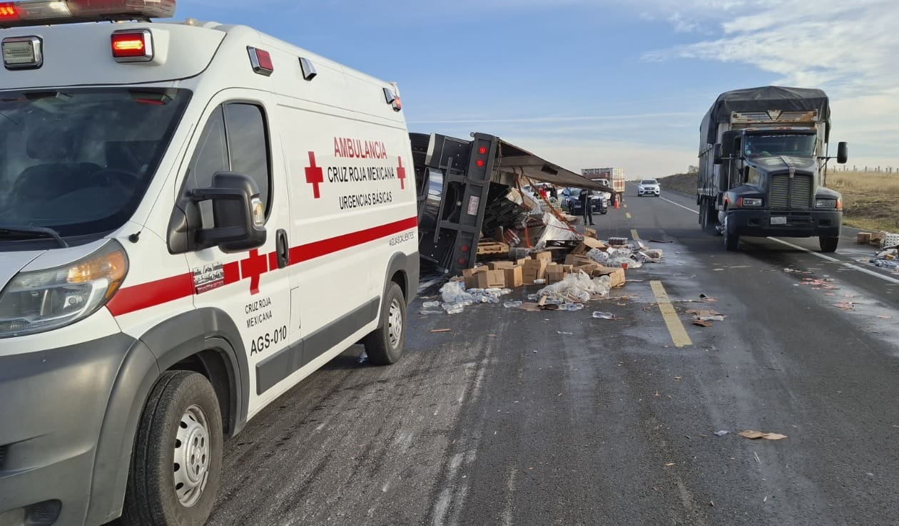 Un trailero sufrió una volcadura en el libramiento carretero de Jesús María, lo que provocó que la caja se rompiera y una variedad de abarrotes se esparciera por la carretera.