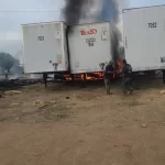 Un incendio de pasto seco provocó la quema de tres cajas de tráiler.