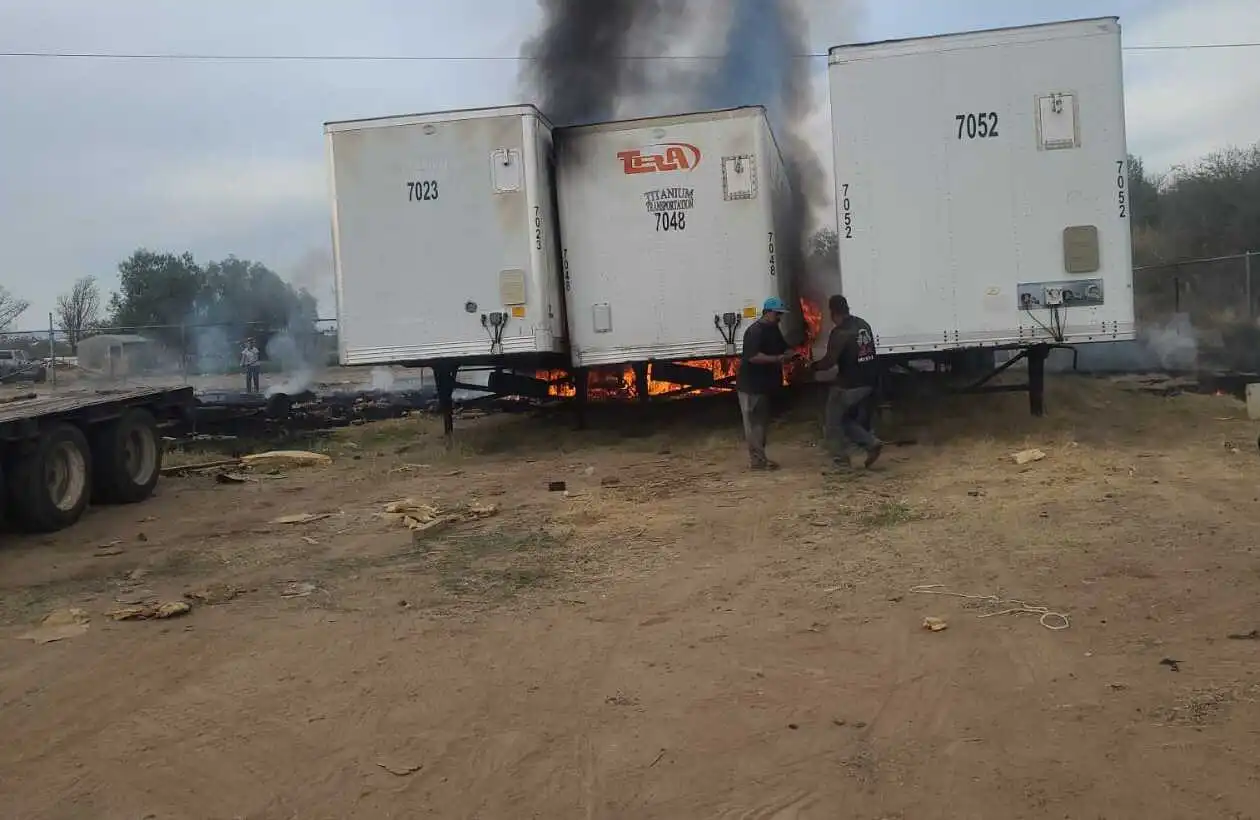 Un incendio de pasto seco provocó la quema de tres cajas de tráiler.