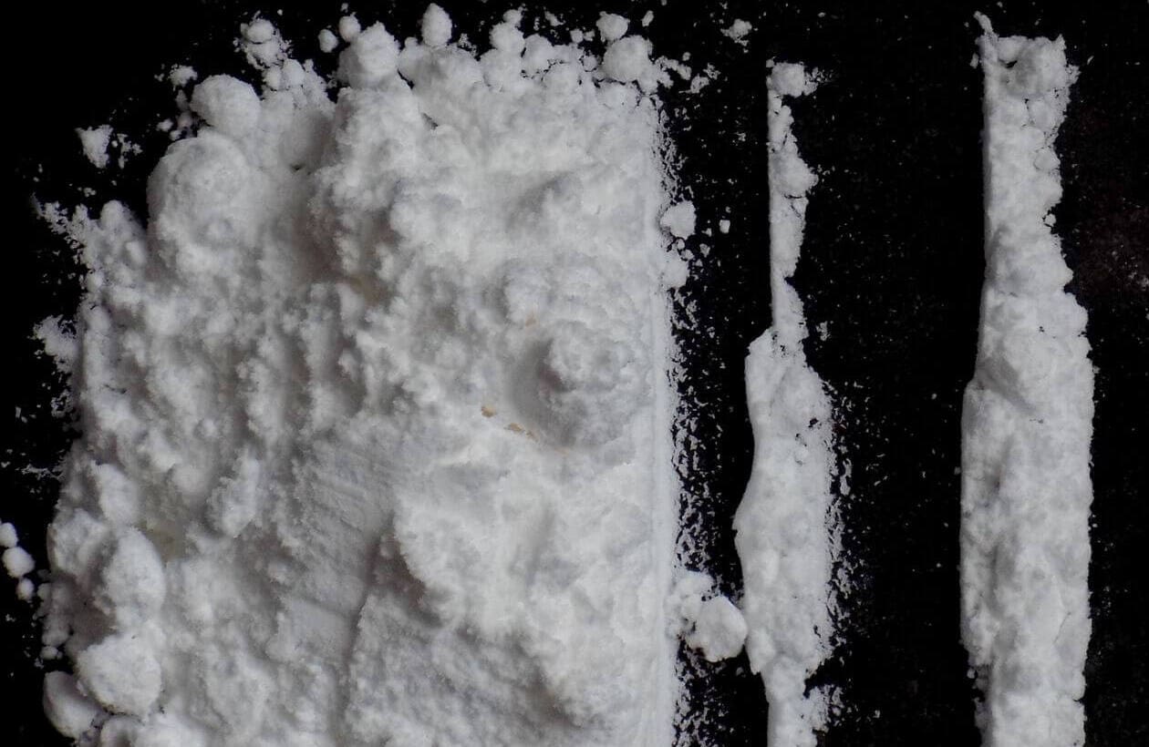 Dos hombres acusados de distribuir metanfetamina en Jesús María fueron vinculados a proceso por posesión de droga con fines de venta.