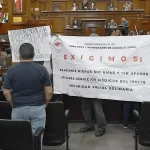 Con revuelo y pancartas los empleados pidieron ser escuchados por los diputados que integran la Comisión de Administración.