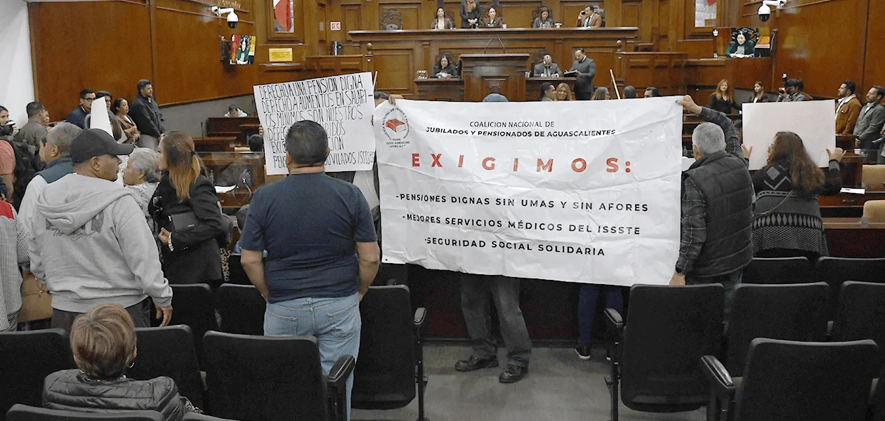 Con revuelo y pancartas los empleados pidieron ser escuchados por los diputados que integran la Comisión de Administración.
