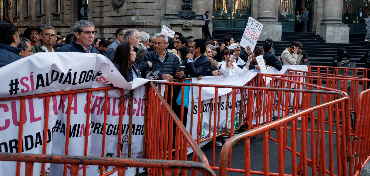 Colectivos a favor de la tauromaquia se reúnen afuera del Congreso de CDMX para manifestarse por el dictamen de la prohibición de corrida de toros con violencia o la aprobación de la misma sin violencia. Foto: Hidrocalidodigital / Agencia El Universal / Yaretzi M. Osnaya.