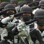 La presencia de los agentes federales inhibe la actuación de quienes trepan a los trenes para abrir las unidades y sacar la mercancía