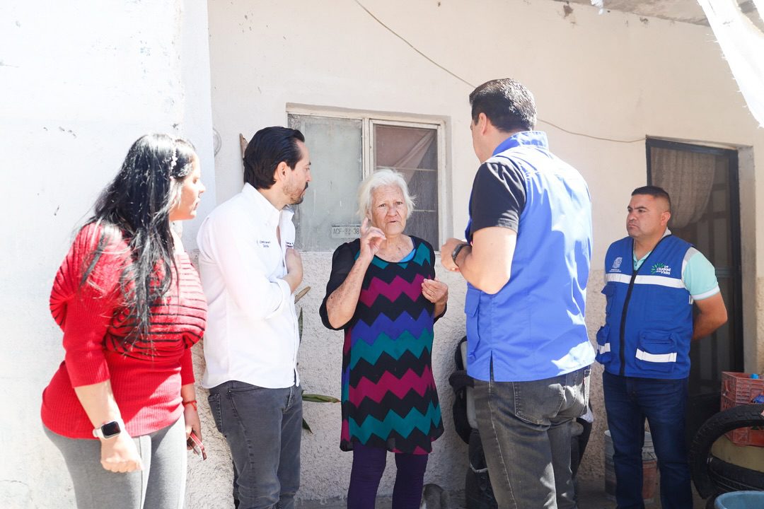 Leo Montañez en compañía de integrantes del Gabinete Municipal visitó casa por casa a vecinos del Ojo de Agua
