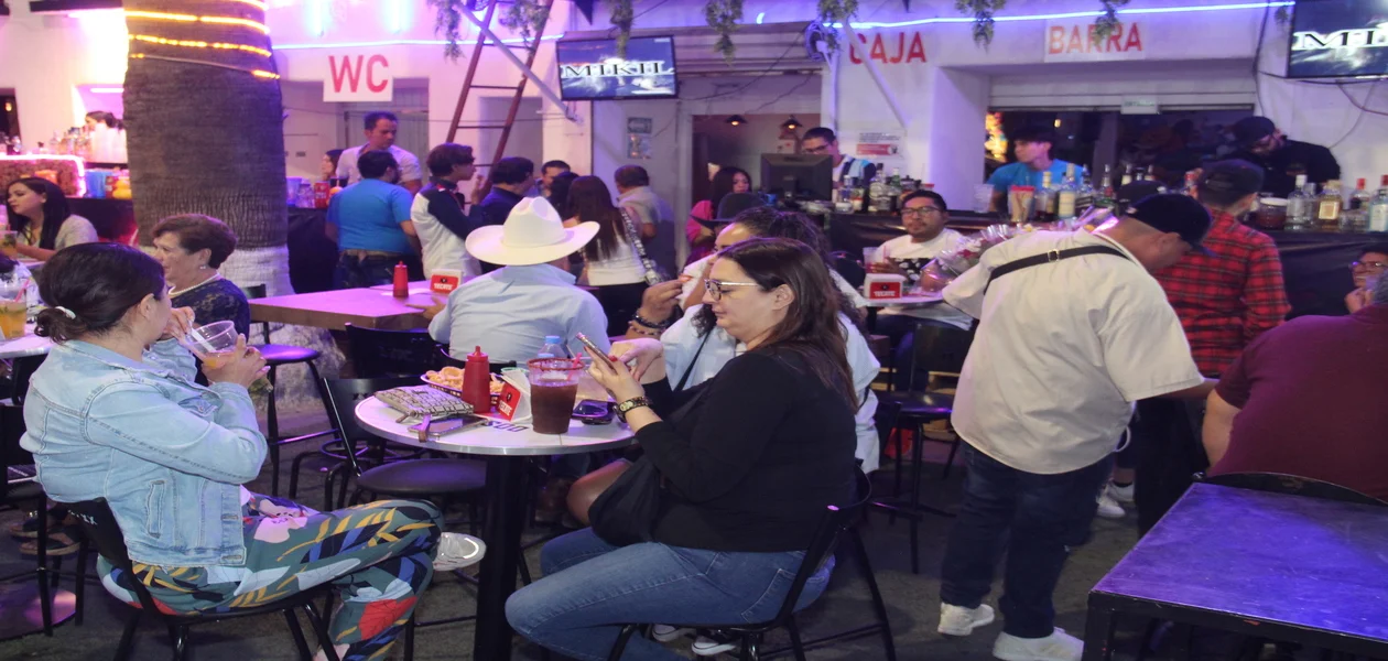 Advierten sobre sustancias en bebidas durante la feria