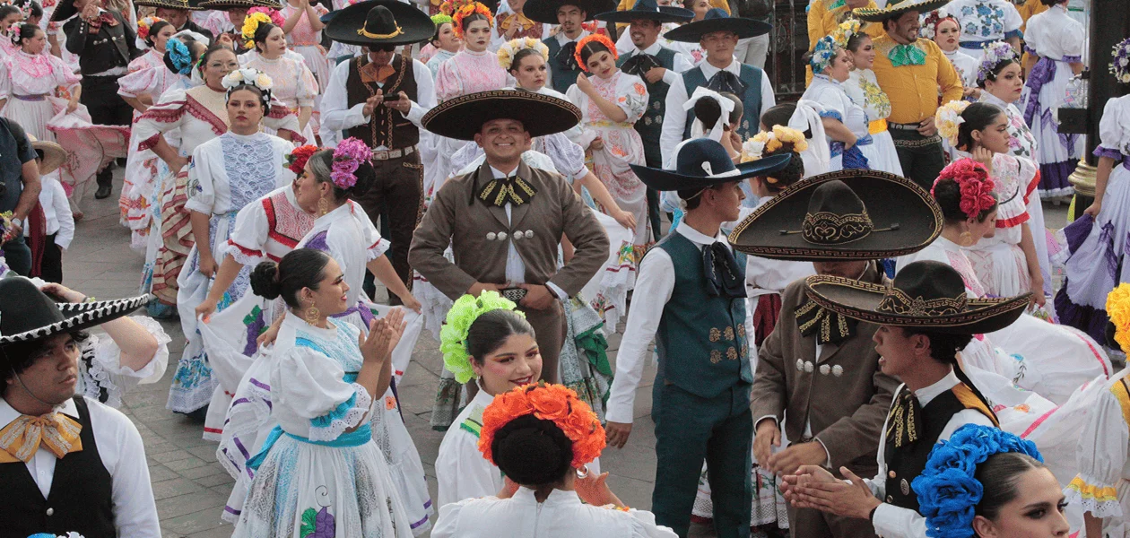 Bailarines ejecutaron la Pelea de Gallos Monumental en la plaza de la Patria