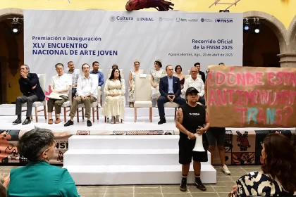 Colectivo Diversa irrumpio la premiacion ENAJ para exigir devolucion de antimonumento