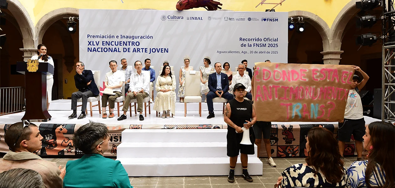 Colectivo Diversa irrumpio la premiacion ENAJ para exigir devolucion de antimonumento