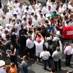 El contingente encabezado por taxistas y charros se dirigió sobre avenida Madero