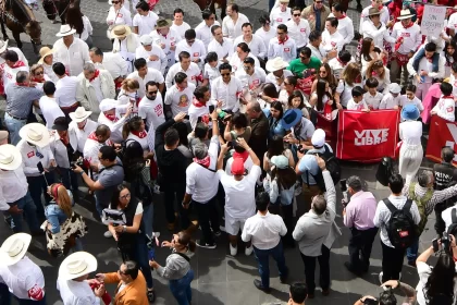 El contingente encabezado por taxistas y charros se dirigió sobre avenida Madero