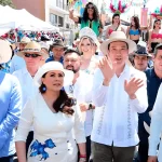 Con el recorrido inaugural, la gobernadora pone en marcha las actividades comerciales y culturales