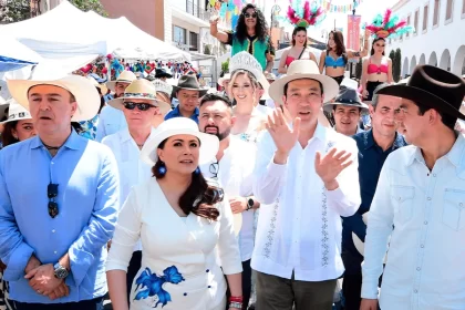 Con el recorrido inaugural, la gobernadora pone en marcha las actividades comerciales y culturales