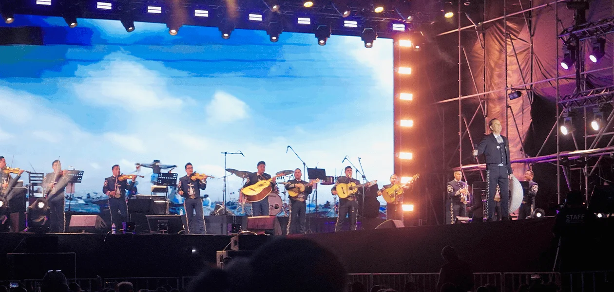 Romántica velada en el Foro de las Estrellas, con Fernando de la Mora