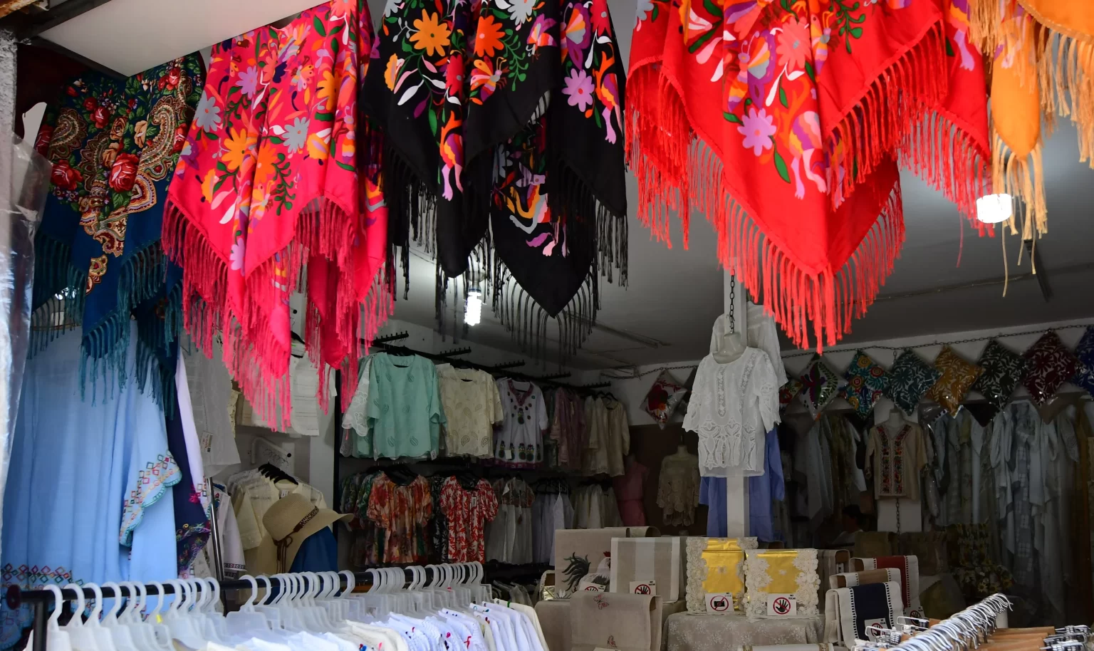 El presidente del Consejo Empresarial Textil y de la Confección, A.C. afirma que los chinos hacen deshilados pero con máquina, no a mano.