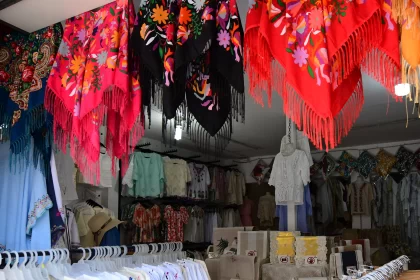 El presidente del Consejo Empresarial Textil y de la Confección, A.C. afirma que los chinos hacen deshilados pero con máquina, no a mano.
