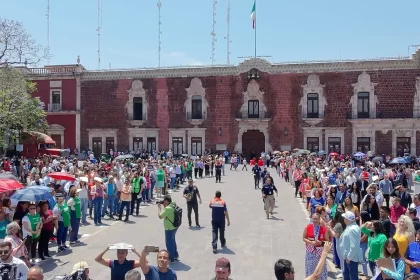 Fueron desalojadas más de 500 personas, quienes atendieron indicaciones de Protección Civil.