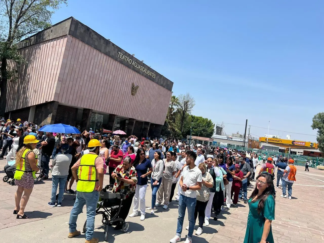 Más de 3,500 personas fueron sacadas de todas las unidades del Seguro Social.