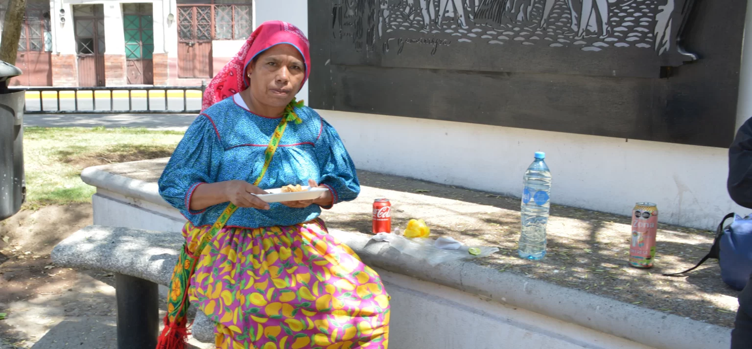 La actitud de la legisladora contrasta con la de algunos de sus compañeros que lo hacen en los mejores restaurantes