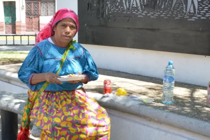 La actitud de la legisladora contrasta con la de algunos de sus compañeros que lo hacen en los mejores restaurantes