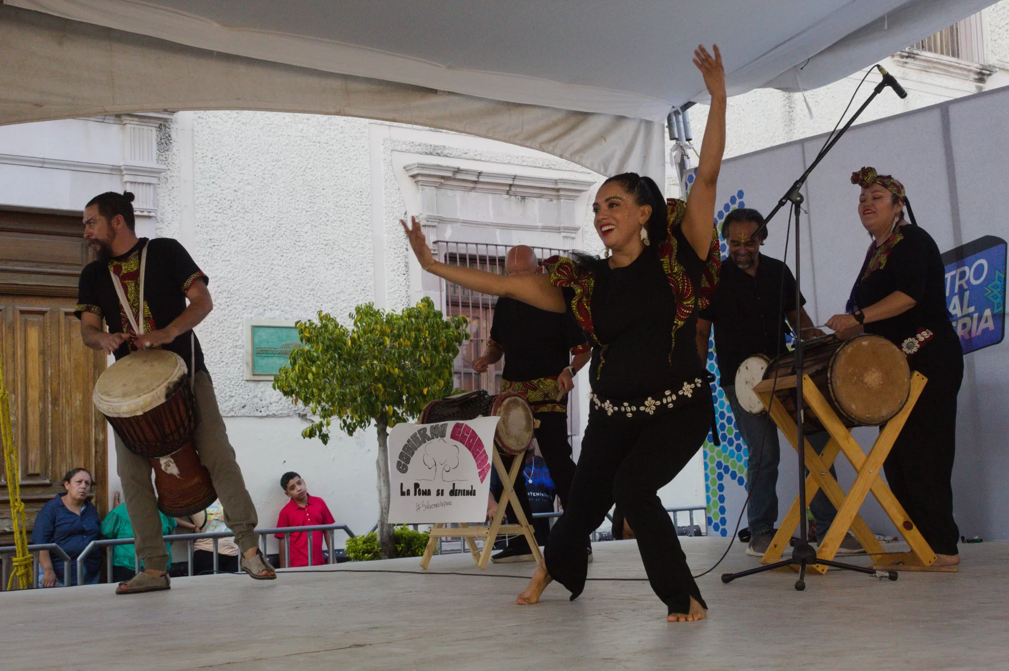 La agrupacion Buruba Buruba ofrecio una gran presentacion musical y dancistica africana