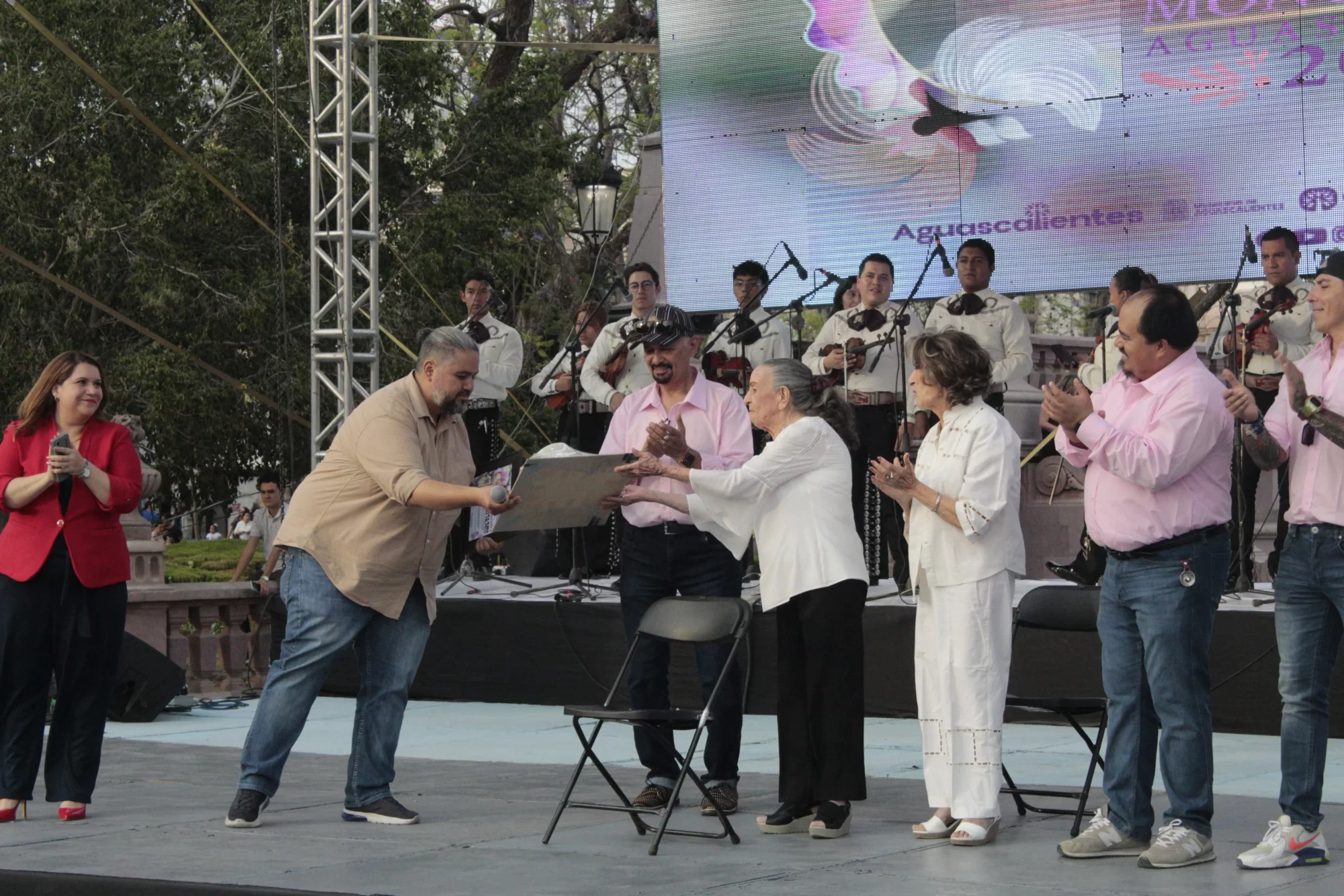 La maestra Maria Elena Cardona fue homenajeada durante el evento ya que fue la creadora de la coreografia original