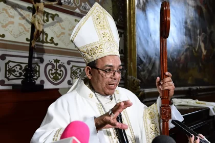 El obispo Juan Espinoza hace un llamado a orar para que se elija al mejor papa