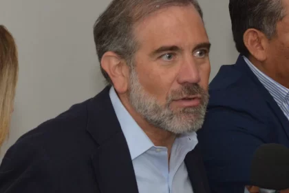 Lorenzo Córdova dicta conferencia en el Estado.